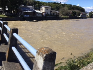 台風が過ぎ去った翌日の下里の槻川の様子ー橋桁まで水が来ています